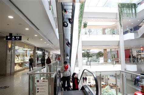 Are malls closed on Sunday in Istanbul?