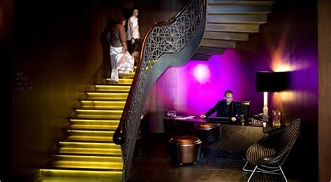 Can I stay with my girlfriend in a hotel in Istanbul?