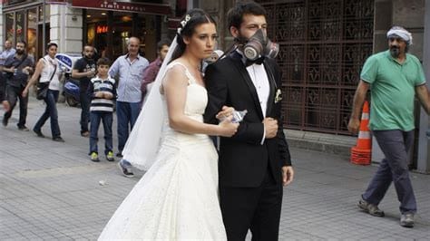 Can unmarried couples live together in Istanbul?