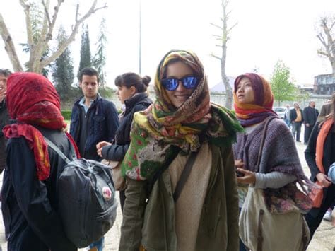 How do female tourists dress in Turkey?