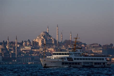 How late do ferries run in Istanbul?