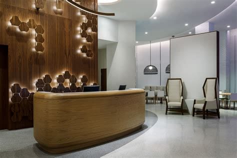 Is it OK to tip hotel front desk?