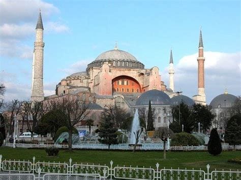 What is open on a Sunday in Istanbul?