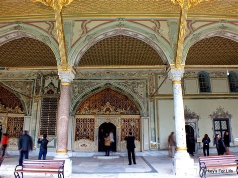 What is the closest metro to Topkapi Palace?