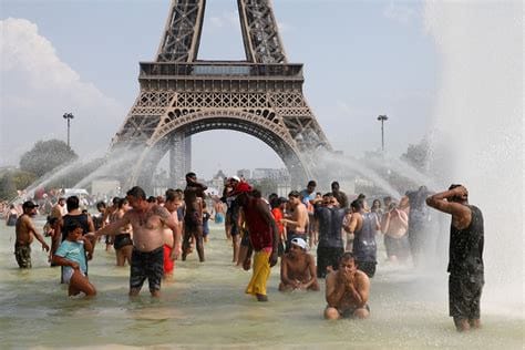 What is the hottest month in Istanbul?