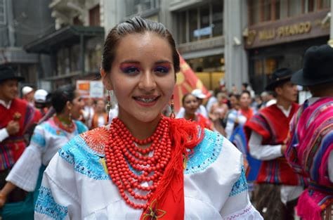 What should female tourists wear in Istanbul?