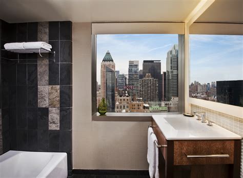 Are there bathrooms in Times Square?