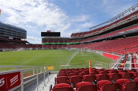Can I bring water bottle to Levi's stadium?