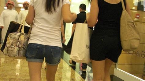 Can woman wear shorts in Turkey?