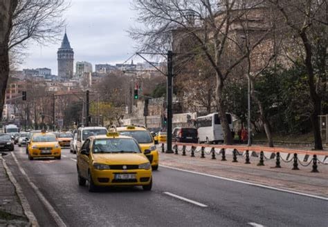 Do taxis in Istanbul take cash or card?