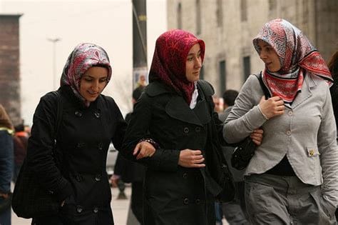 Do tourists have to wear hijab in Istanbul?