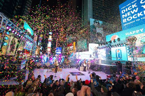 Does the ball still drop in Times Square?
