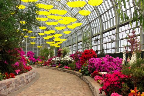 How long does it take to walk through the Garfield Park Conservatory?