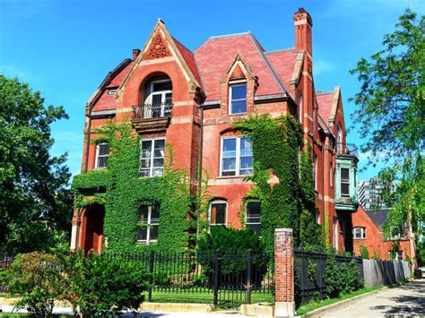 What defines Chicago House?