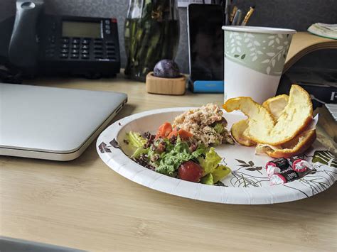 What time do New Yorkers eat lunch?