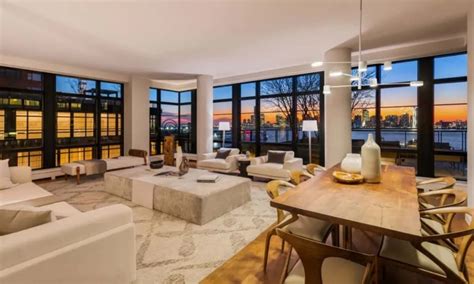 Where do celebrities shop in Manhattan?