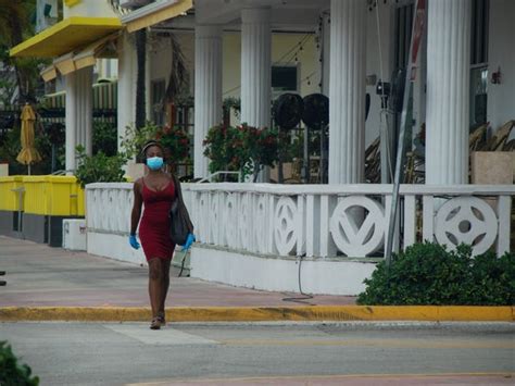 Can you walk with alcohol in Miami Beach?