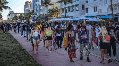 How do people get around Miami Beach?