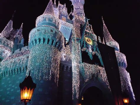 Is Cinderella's Castle decorated for Christmas?