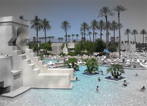Is The Luxor Pool Free?