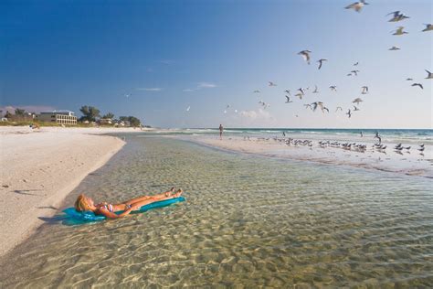 What celebrities go to Anna Maria Island?