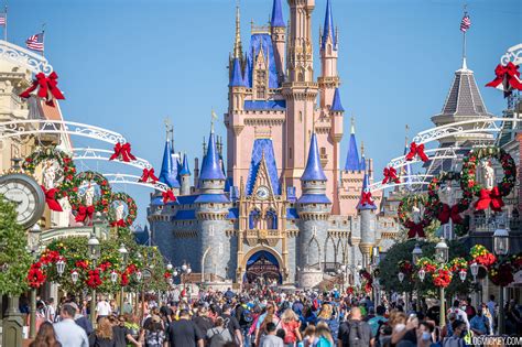 What does Magic Kingdom do on Christmas Day?