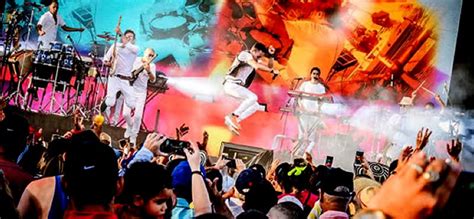 Who is performing in Calle Ocho 2023?